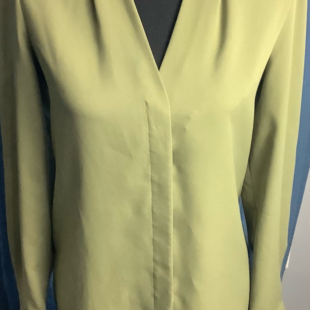 Elegant Women's Green Blouse